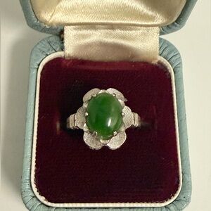 Elegant sterling silver and green jade Ring